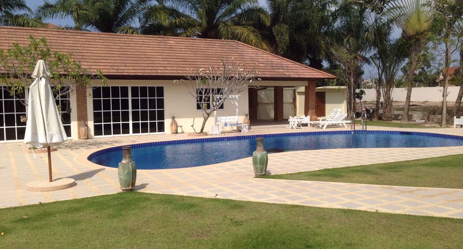 For rent 4 bedrooms house in East Pattaya, Pattaya