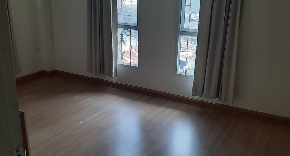 Haus zur Miete mit 3 Zimmer in Watthana, Bangkok
