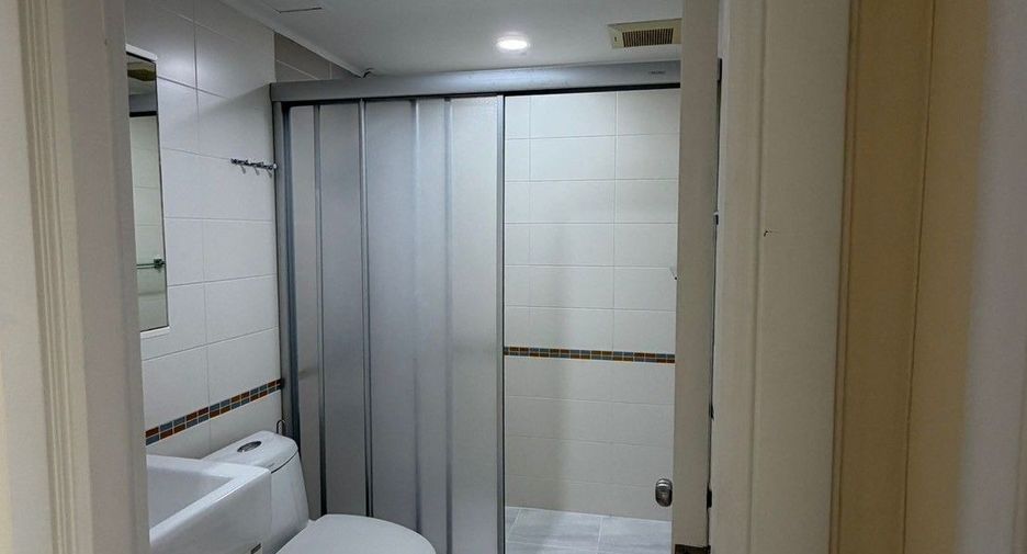 À louer 2 chambres condo à Huai Khwang, Bangkok