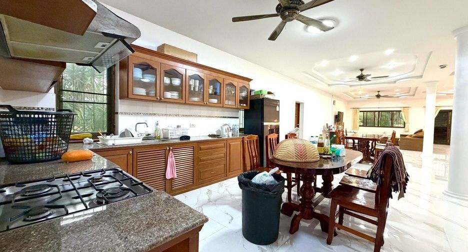 À vendre 4 chambres maison à Huay Yai, Pattaya