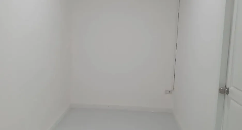 For rent 4 bedrooms townhouse in Watthana, Bangkok