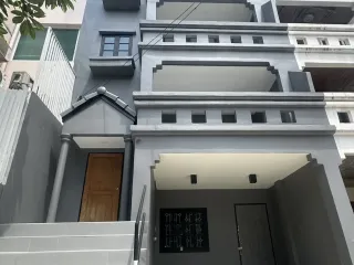 For rent 4 bedrooms townhouse in Watthana, Bangkok