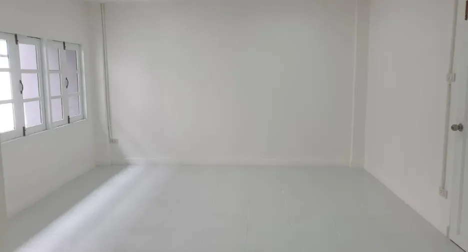 For rent 4 bedrooms townhouse in Watthana, Bangkok