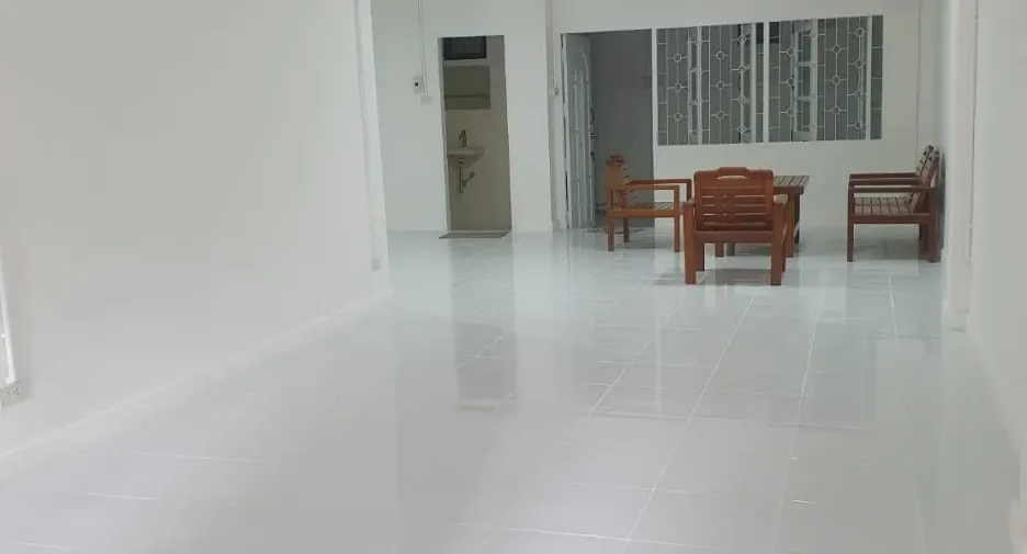 For rent 4 bedrooms townhouse in Watthana, Bangkok