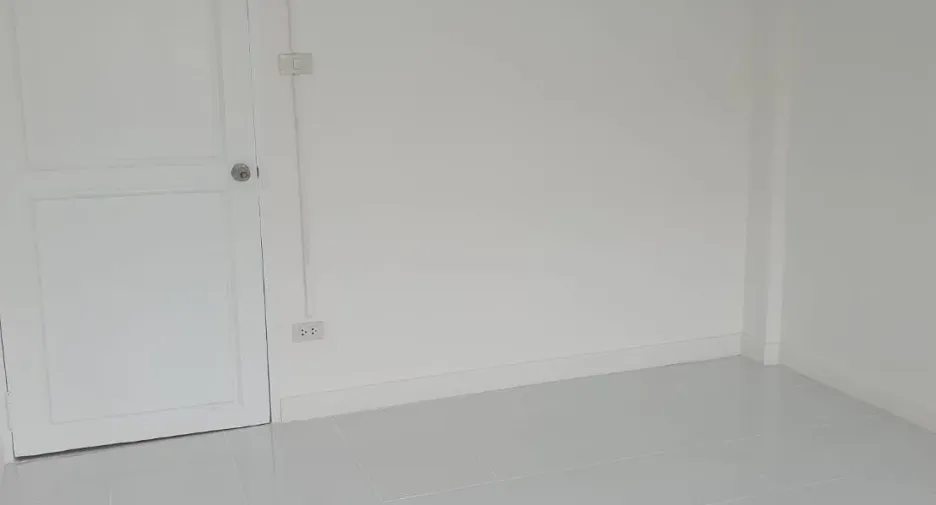 For rent 4 bedrooms townhouse in Watthana, Bangkok