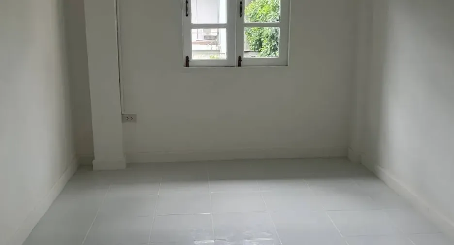 For rent 4 bedrooms townhouse in Watthana, Bangkok