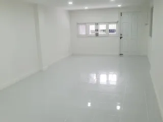 For rent 4 bedrooms townhouse in Watthana, Bangkok