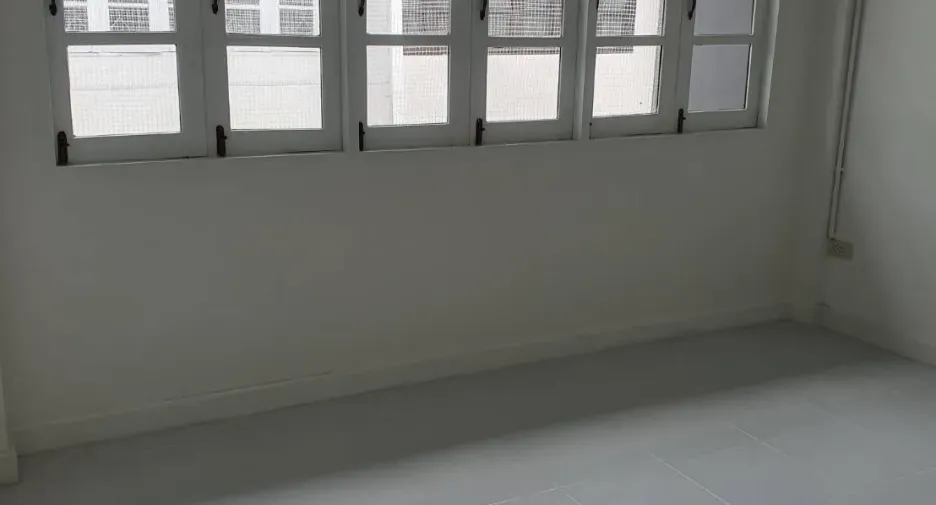 For rent 4 bedrooms townhouse in Watthana, Bangkok