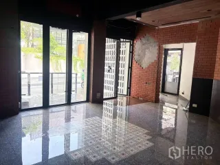 For rent retail Space in Watthana, Bangkok