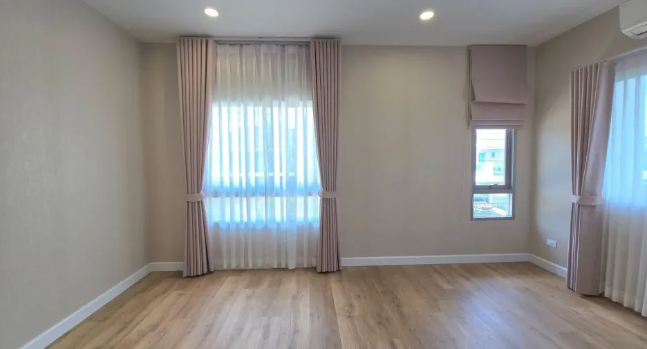 For rent 4 bedrooms house in Lat Krabang, Bangkok