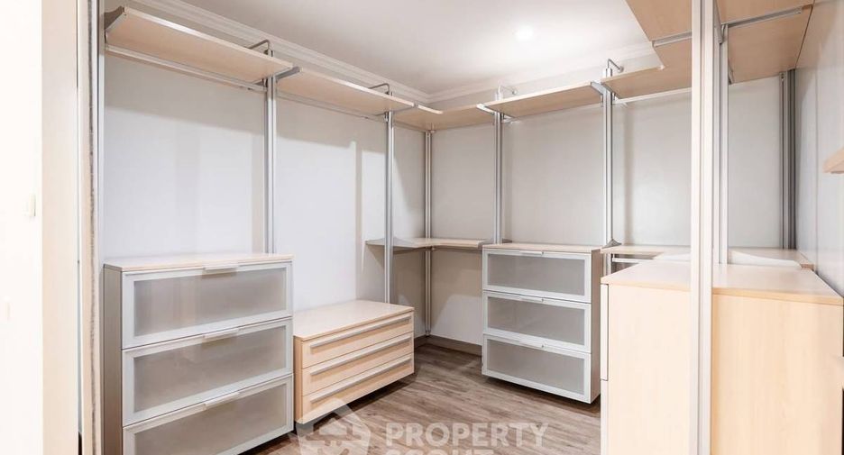 Condo en alquiler de 3 habitaciones en Watthana, Bangkok