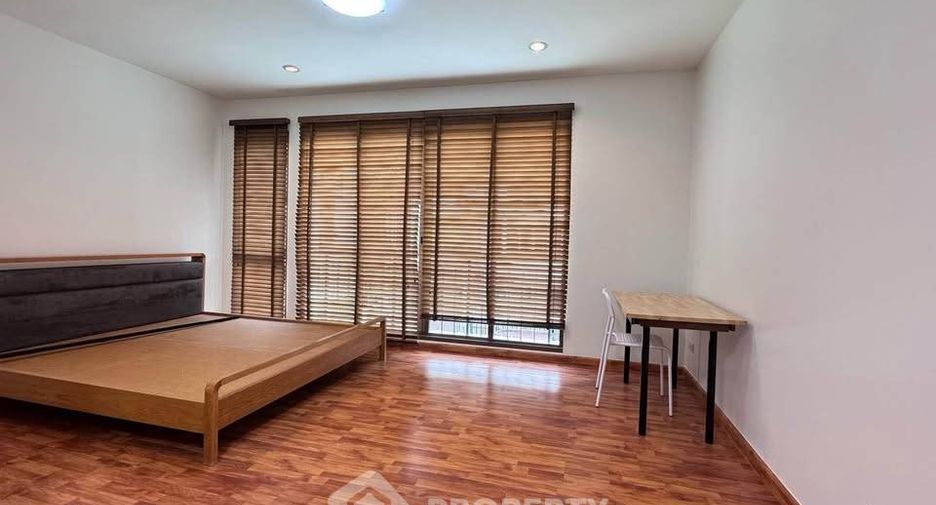 Reihenhaus zur Miete mit 3 Zimmer in Phra Khanong, Bangkok