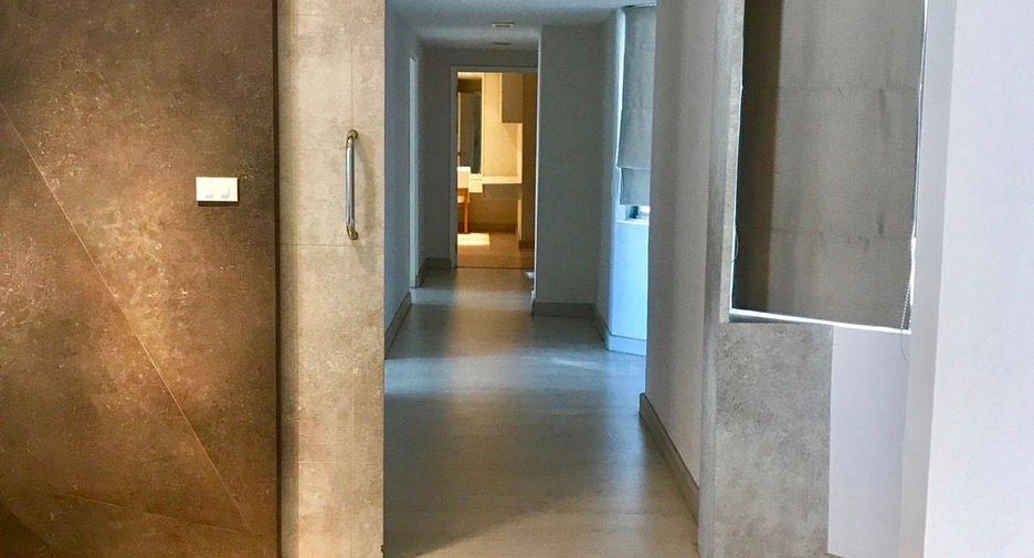 For sale 3 bedrooms condo in Watthana, Bangkok