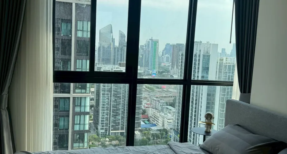 Condo en alquiler de 2 habitaciones en Huai Khwang, Bangkok
