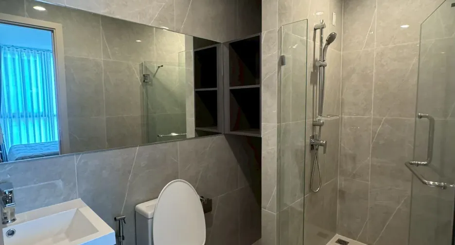 Condo en alquiler de 2 habitaciones en Huai Khwang, Bangkok