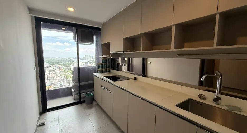 For rent 3 bedrooms condo in Khlong Toei, Bangkok