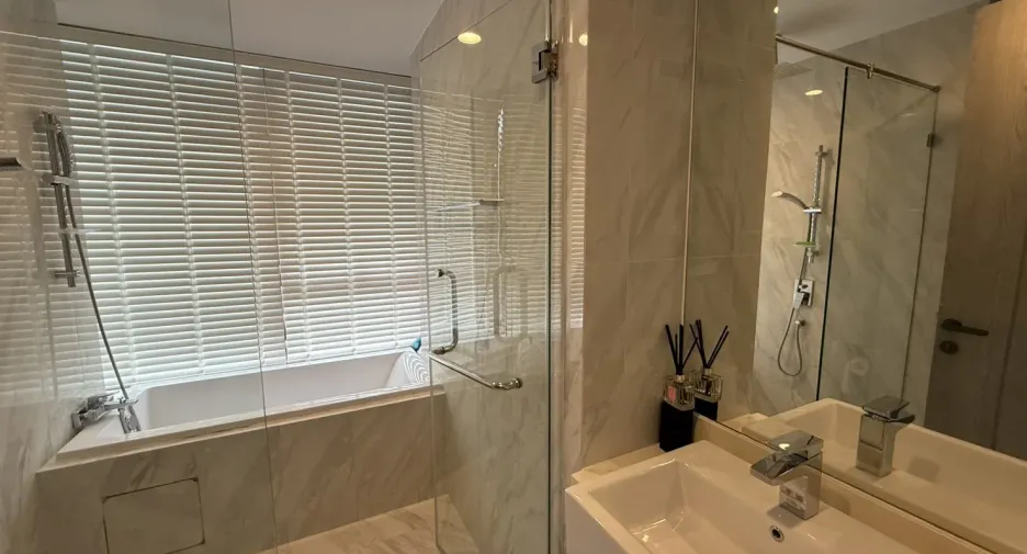 For rent 3 bedrooms condo in Khlong Toei, Bangkok