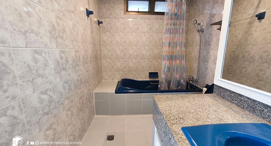 For rent 4 bedrooms condo in Watthana, Bangkok