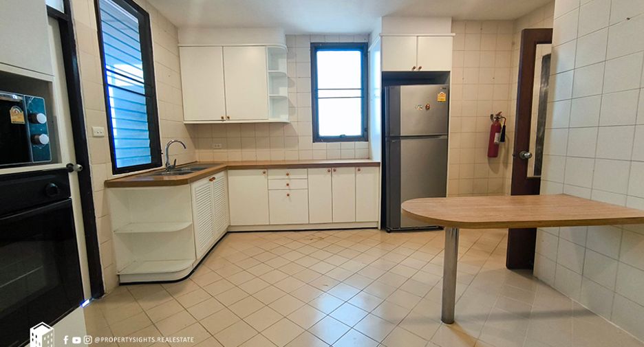 For rent 4 bedrooms condo in Watthana, Bangkok