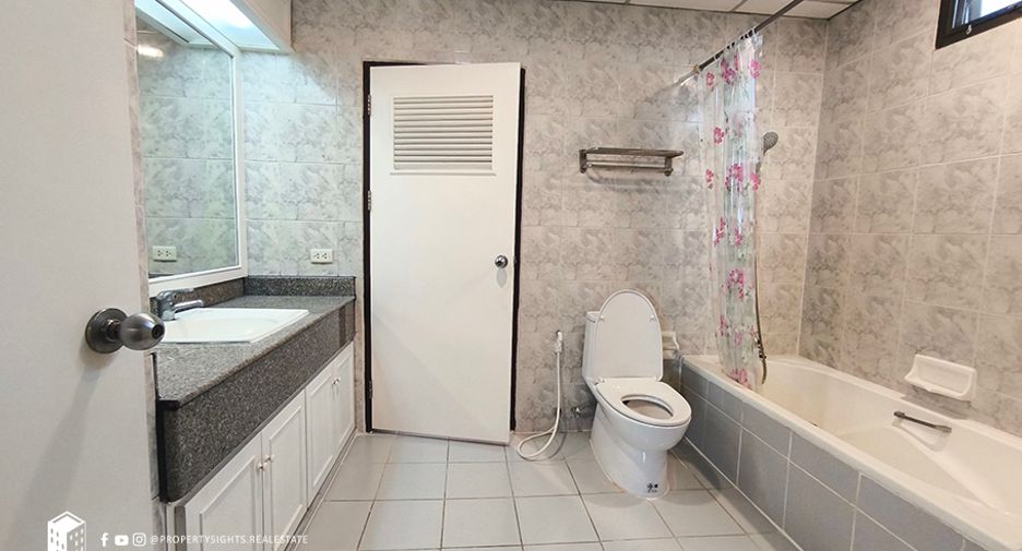 For rent 4 bedrooms condo in Watthana, Bangkok