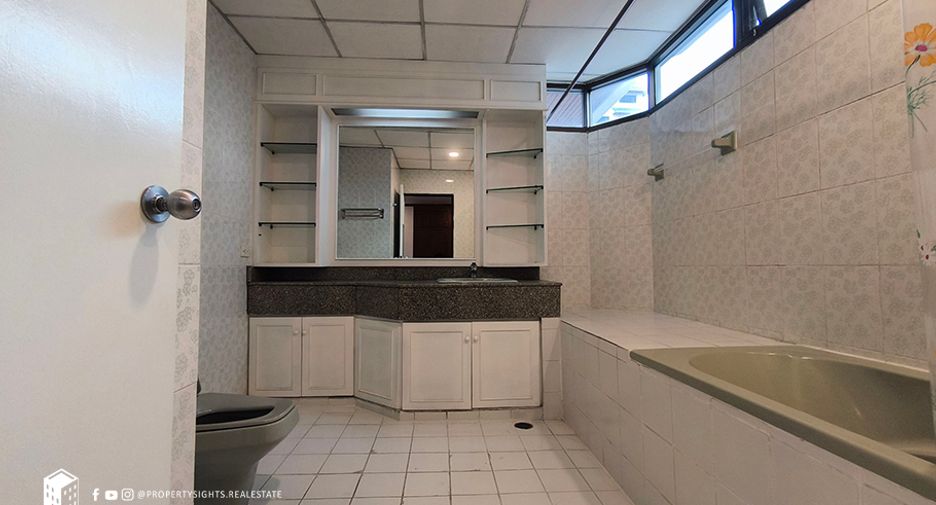 For rent 4 bedrooms condo in Watthana, Bangkok