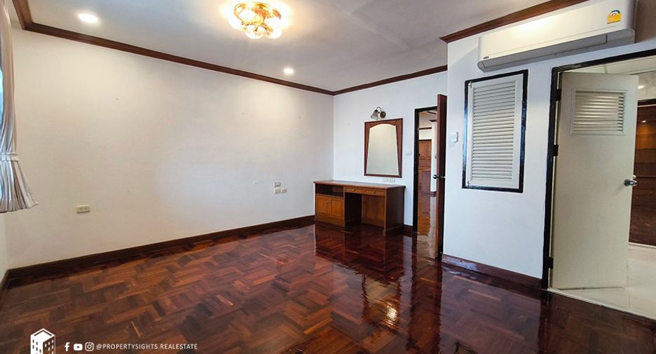 For rent 4 bedrooms condo in Watthana, Bangkok