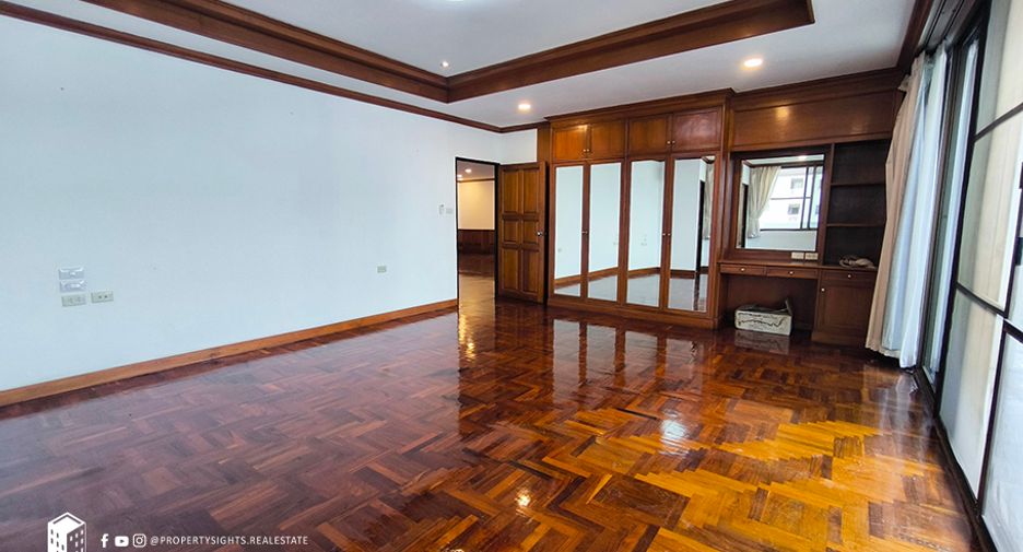 For rent 4 bedrooms condo in Watthana, Bangkok