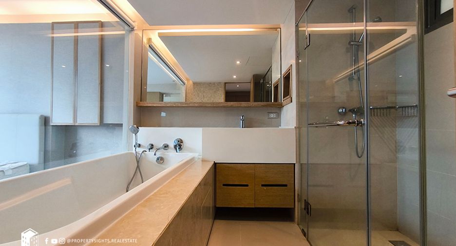 For rent 3 bedrooms condo in Pathum Wan, Bangkok
