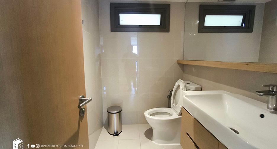 For rent 3 bedrooms condo in Pathum Wan, Bangkok