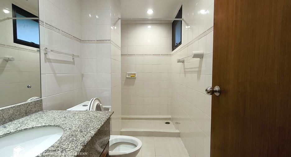 For rent 3 bedrooms condo in Khlong Toei, Bangkok