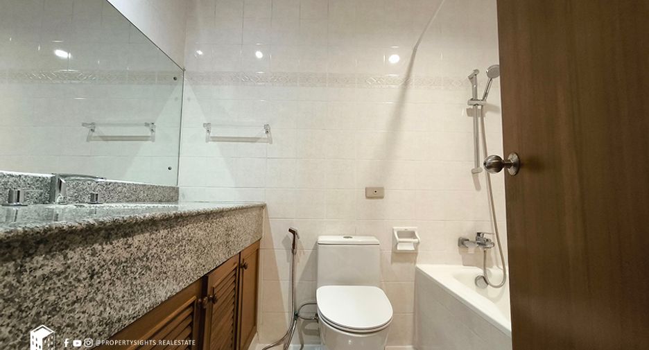 For rent 3 bedrooms condo in Khlong Toei, Bangkok