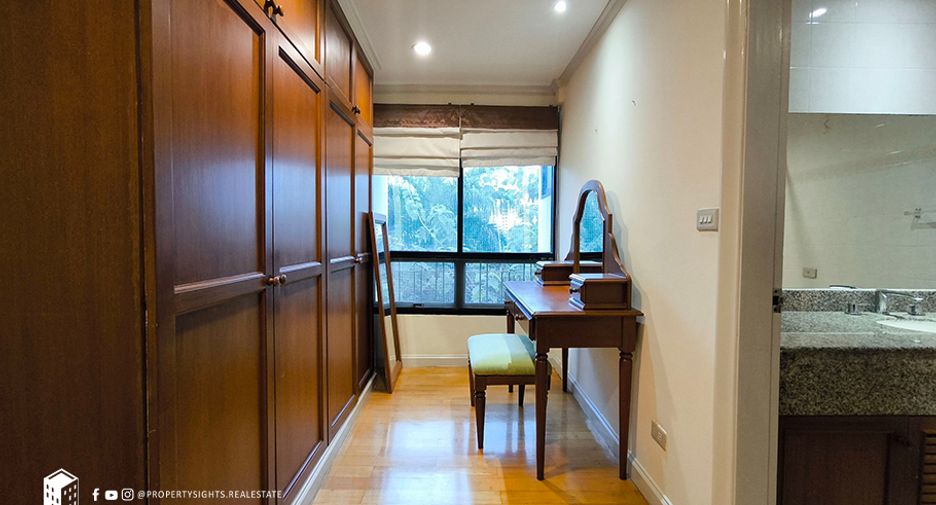 For rent 3 bedrooms condo in Khlong Toei, Bangkok