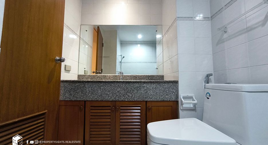 For rent 3 bedrooms condo in Khlong Toei, Bangkok