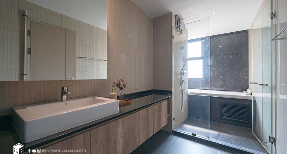 For rent 3 bedrooms condo in Phra Khanong, Bangkok