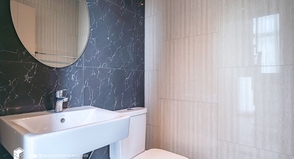 For rent 3 bedrooms condo in Phra Khanong, Bangkok