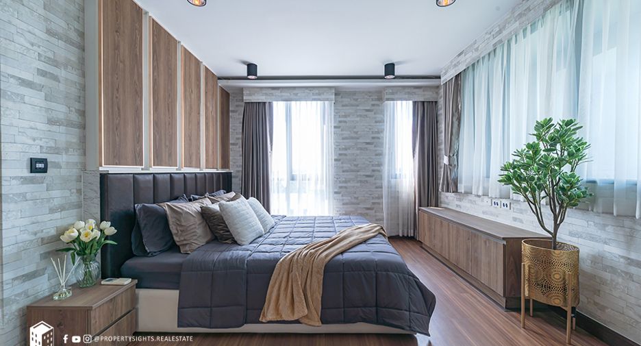 For rent 3 bedrooms condo in Phra Khanong, Bangkok