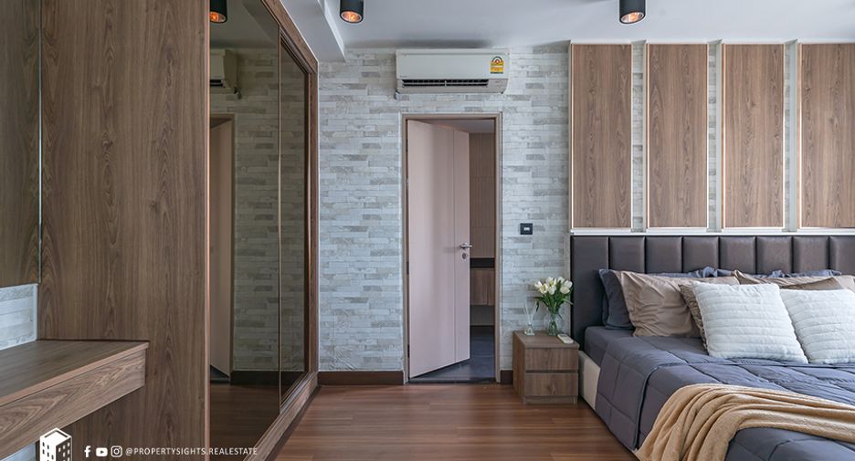 For rent 3 bedrooms condo in Phra Khanong, Bangkok