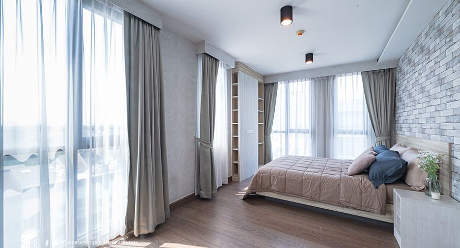 For rent 3 bedrooms condo in Phra Khanong, Bangkok