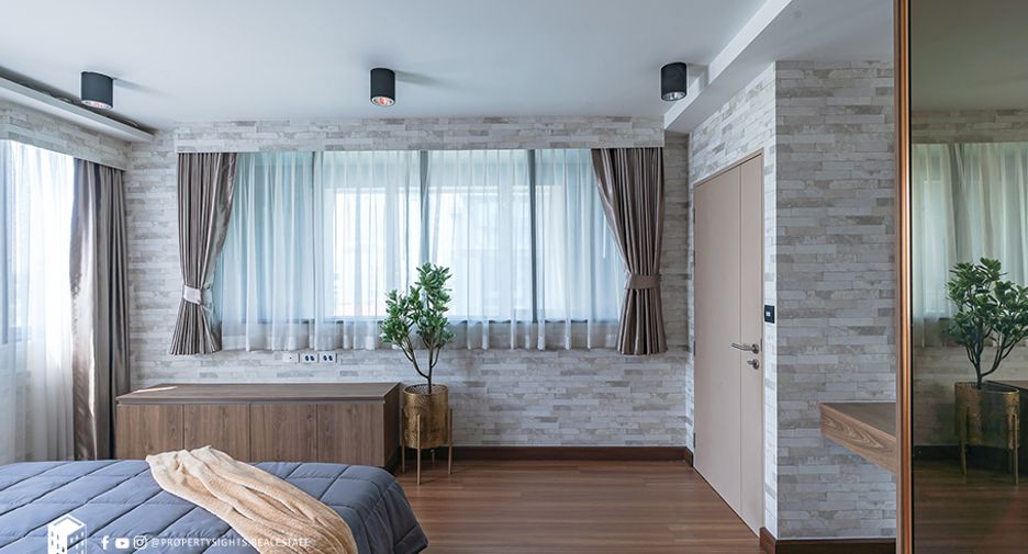For rent 3 bedrooms condo in Phra Khanong, Bangkok