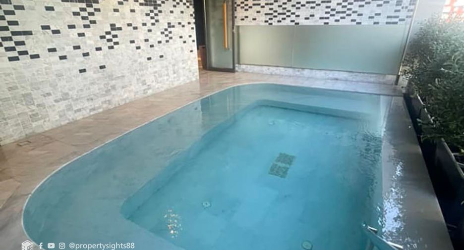 For rent 2 bedrooms condo in Pathum Wan, Bangkok