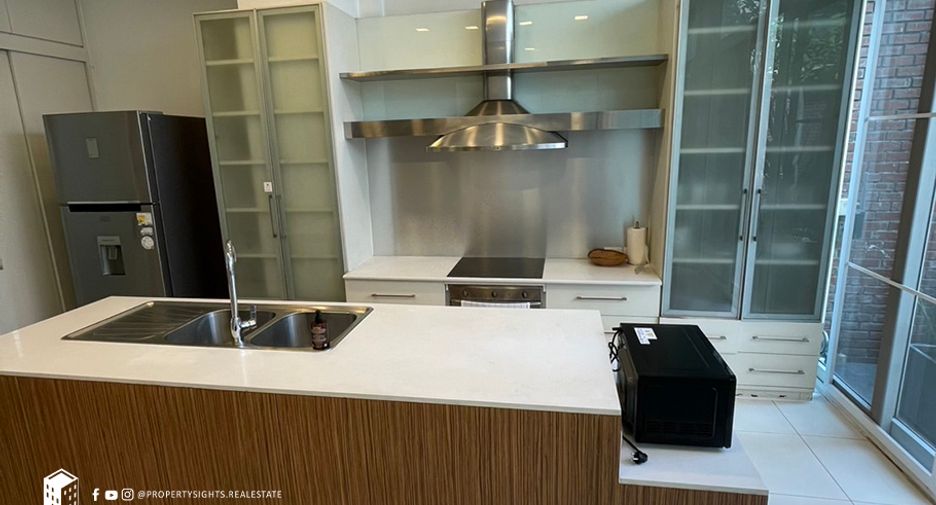 For rent 4 bedrooms house in Pathum Wan, Bangkok