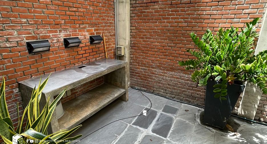 For rent 4 bedrooms house in Pathum Wan, Bangkok