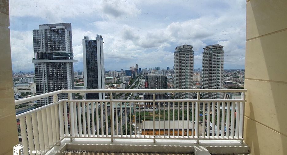 For rent 3 ベッドルーム condo in Sathon, Bangkok
