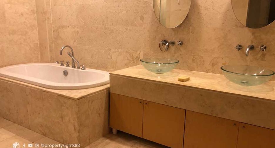 For rent 2 bedrooms condo in Khlong Toei, Bangkok