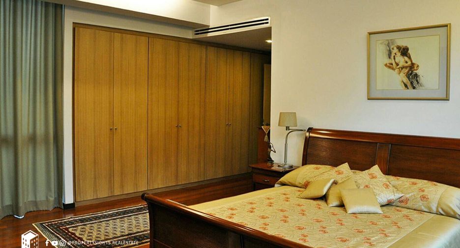 For rent 4 bedrooms house in Khlong Toei, Bangkok