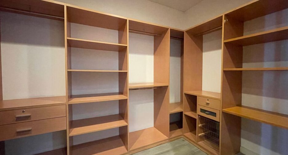 Wohnung zur Miete mit 3 Zimmer in Khlong Toei, Bangkok