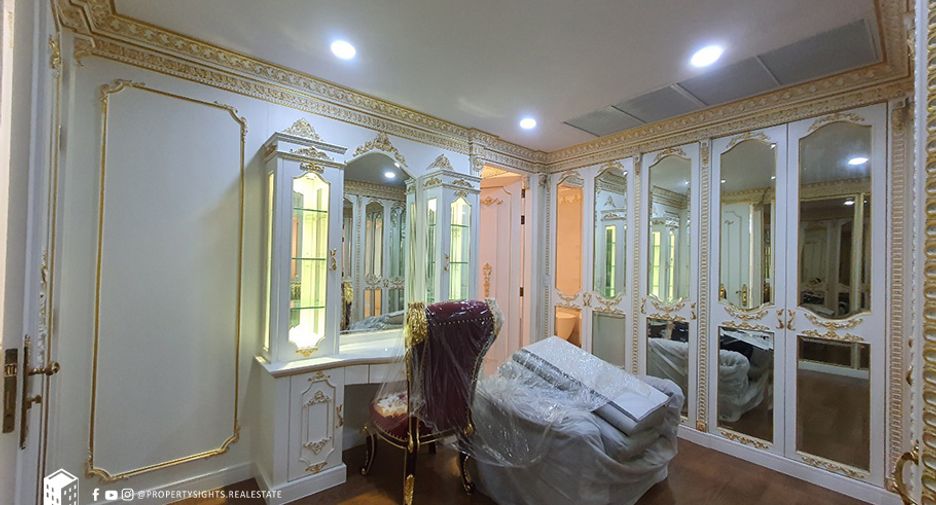 For rent 4 ベッドルーム townhouse in Khlong Toei, Bangkok