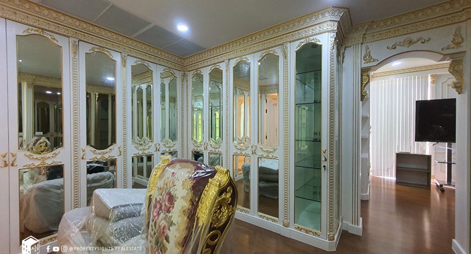 For rent 4 ベッドルーム townhouse in Khlong Toei, Bangkok
