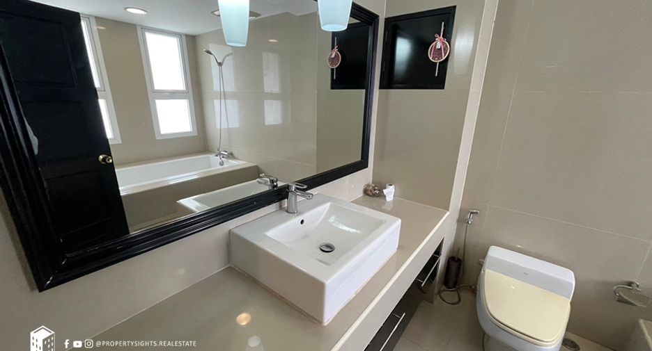 For rent 2 bedrooms condo in Watthana, Bangkok