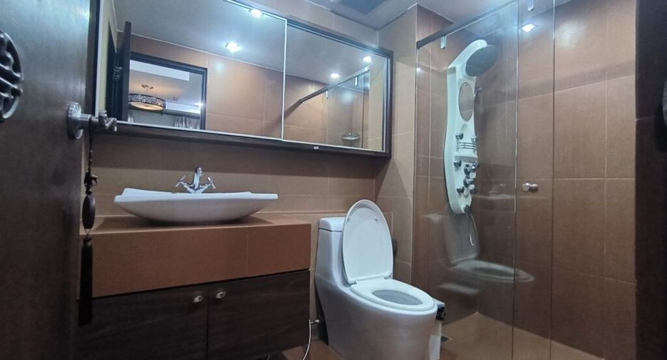 For rent 2 bedrooms condo in Watthana, Bangkok
